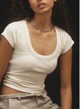 BY ANTHROPOLOGIE SLIM SCOOP-NECK TEE